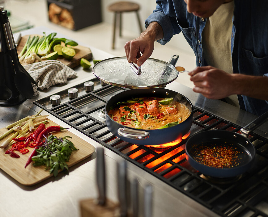 Space Τηγάνι με αναδιπλούμενες λαβές και καπάκι, 28 εκ., μπλε