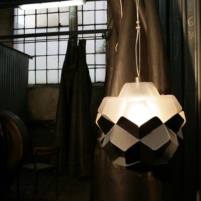 Berga Lampe, noire et opaline