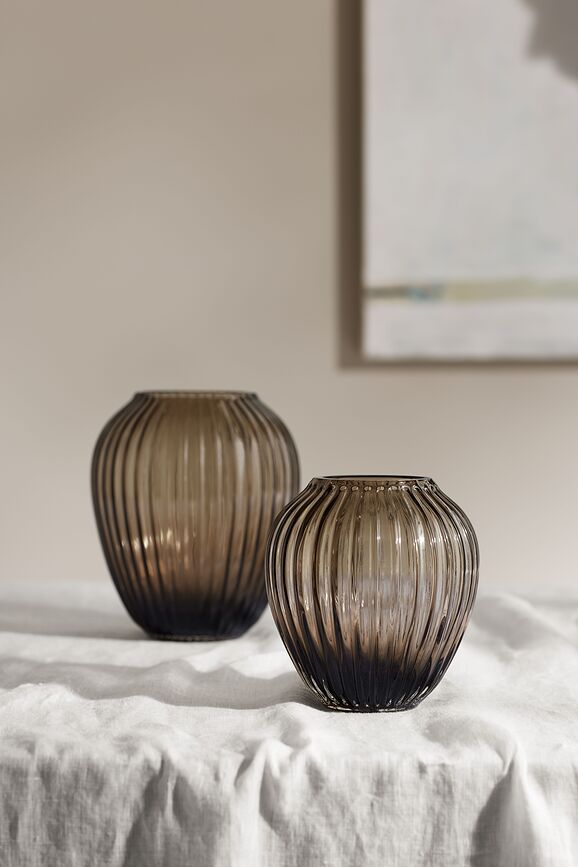 Hammershøi Vase 14 cm, en verre, couleur noyer