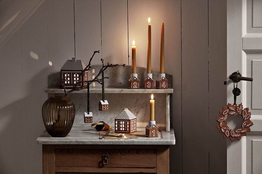 Set de Portavelas de Adviento Kähler Christmas, diseño Casitas de Jengibre, 4 piezas