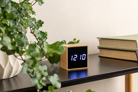 Budzik LED Mini Cube z drewna bambusowego