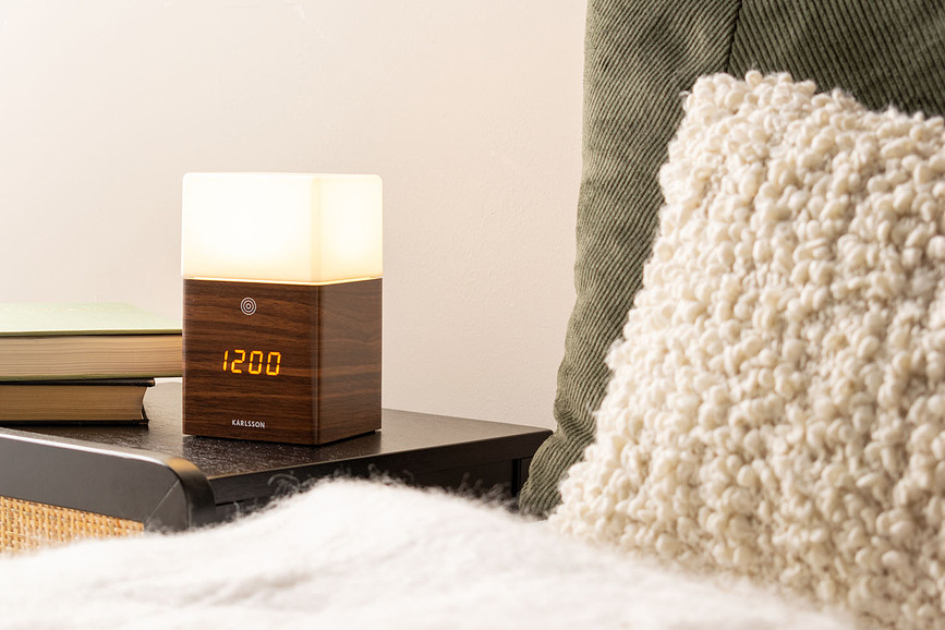 Despertador LED, efecto madera oscura, con pantalla esmerilada