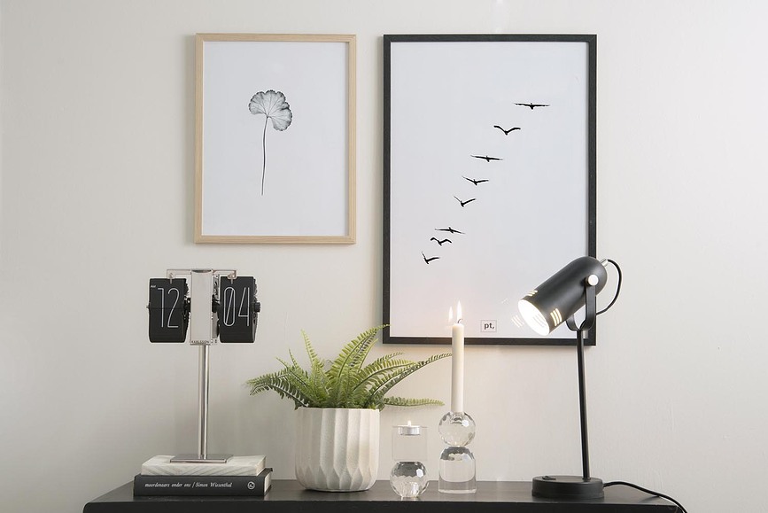 No Case Mini Horloge à Clapets, blanche, sur pied chromé