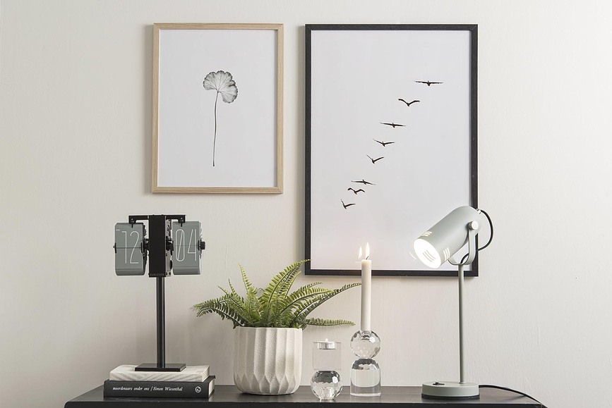 No Case Mini Preklopna ura, bela, na kromiranem stojalu