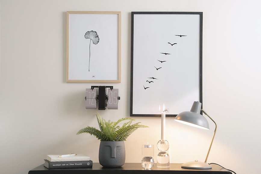 No Case Mini Preklopna ura, bela, na kromiranem stojalu