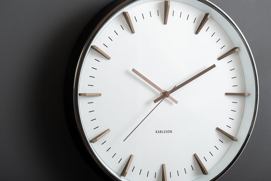 Sat zidni s podignutim oznakama srebrni