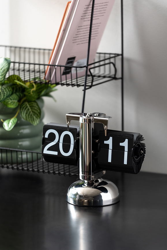 Reloj de Mesa cromado Flip