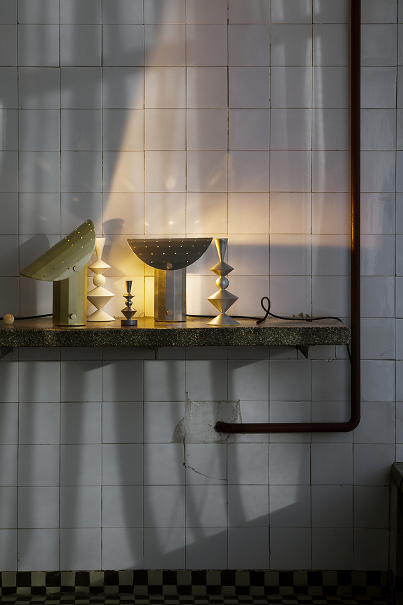 Apolin Namizna svetilka s perforiranim senčnikom, 30 cm, bela