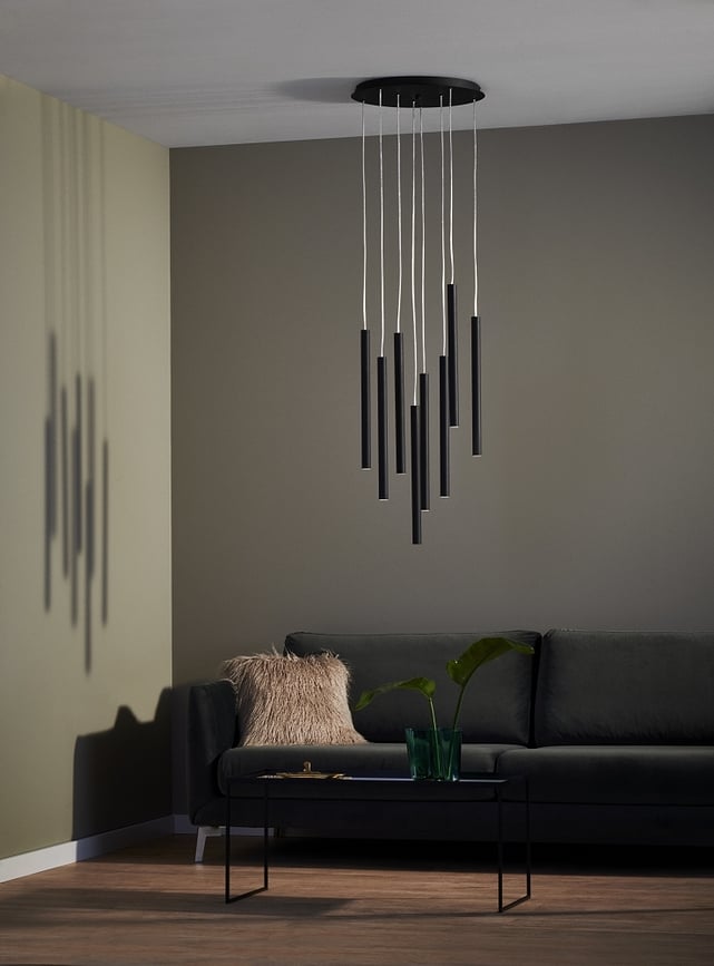 Lámpara Colgante Roll, negra, de ocho luces, con conexión negra