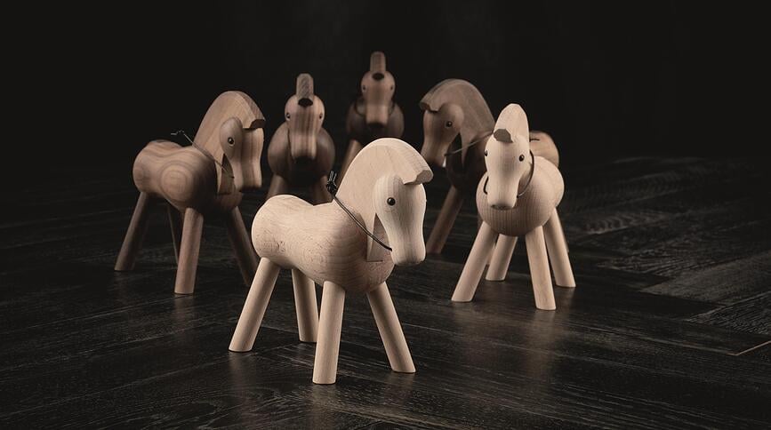 Figurine Cheval, en bois, couleur noyer