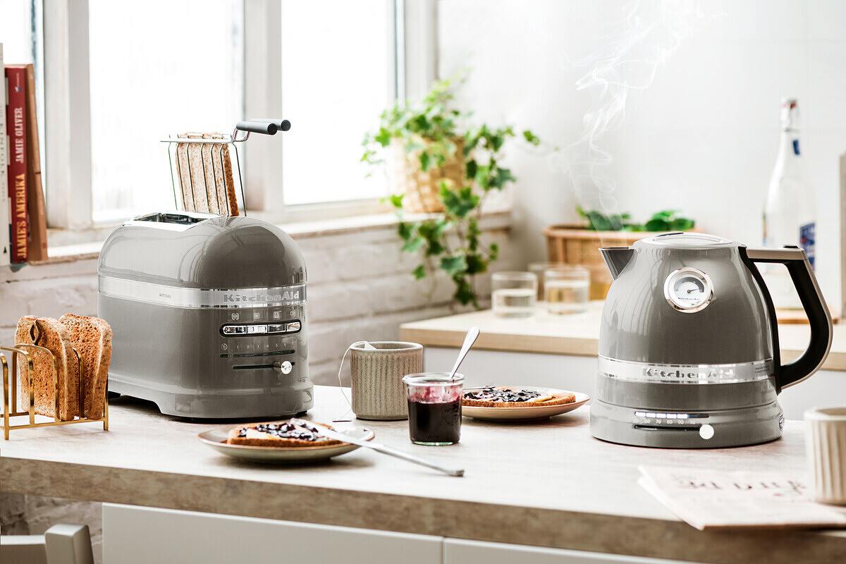 Electric kettle Artisan 1.5L, Cast Iron Black color - KitchenAid brand
