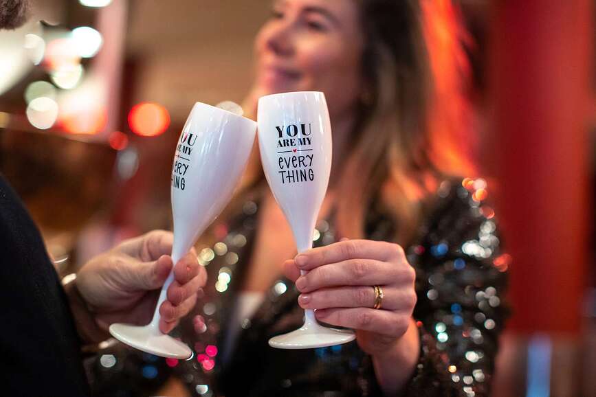 Copa de Champán Cheers, con mensaje "La Vie Est Nulle Sans Bulle"