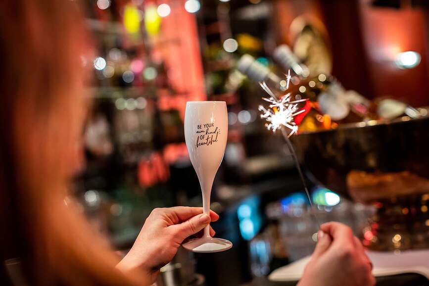 Cheers Kozarec za šampanjec, z napisom La Vie Est Nulle Sans Bulle