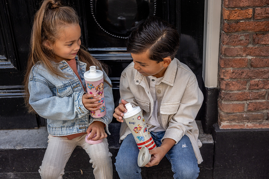 Koziol Boca za piće Psići u ophodnji ružičasta