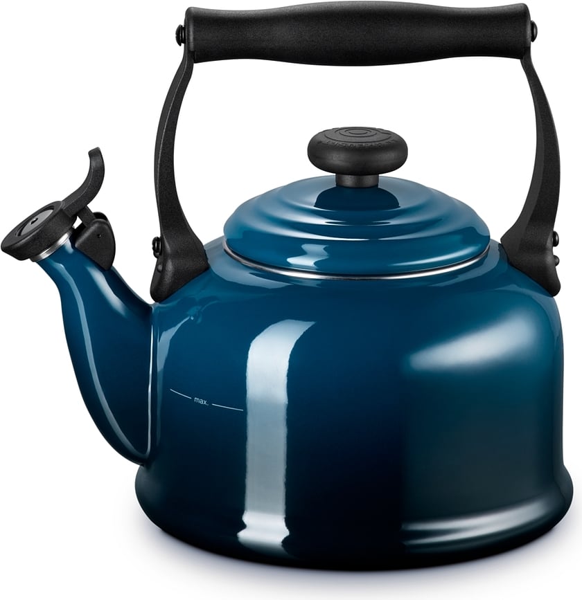 Hervidor de agua de acero esmaltado Le Creuset, 2,1 L, azul marino