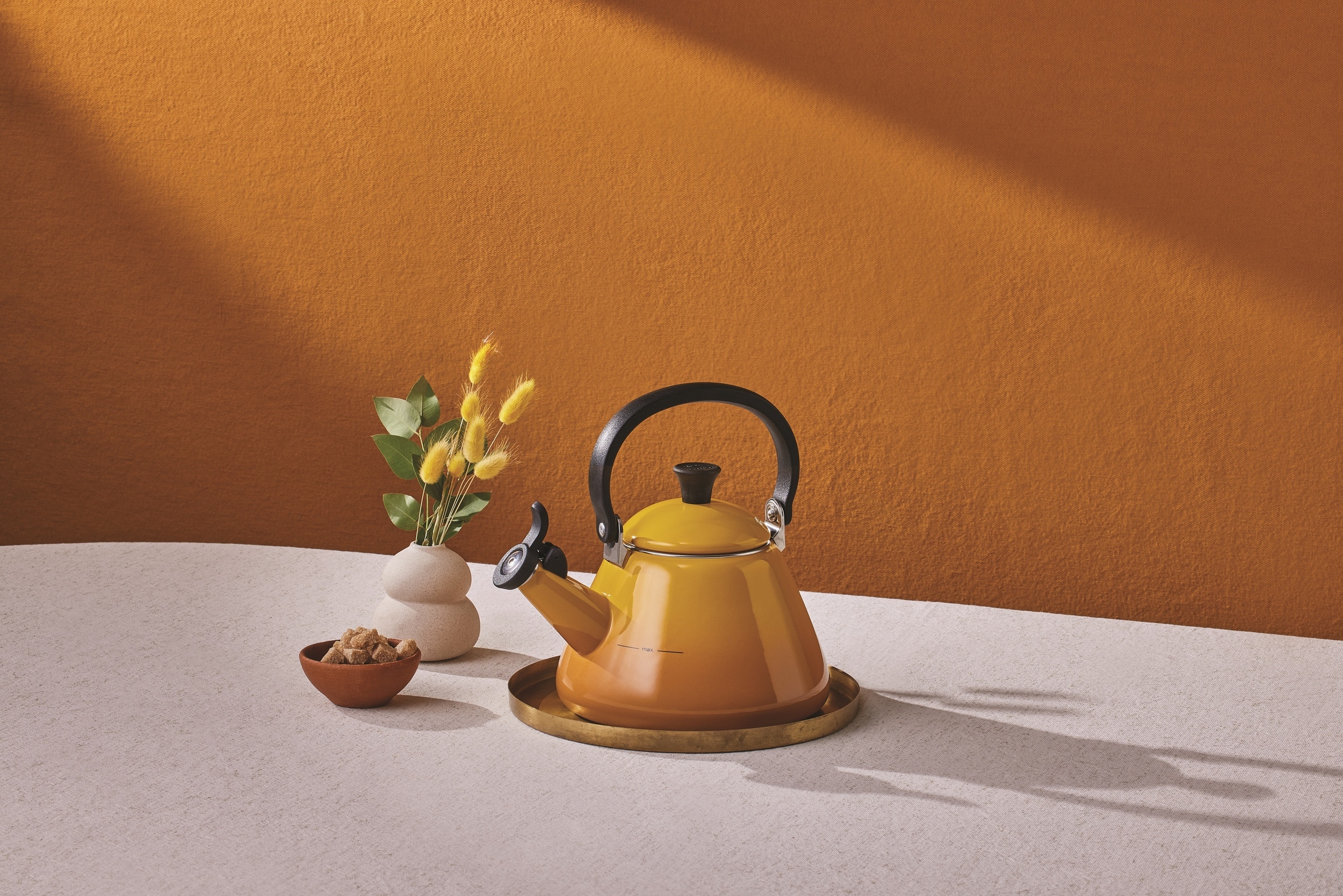 https://3fa-media.com/le-creuset/le-creuset-kone-kettle-1-6-l__127282_a2bcaaa-s2500x2500.jpg