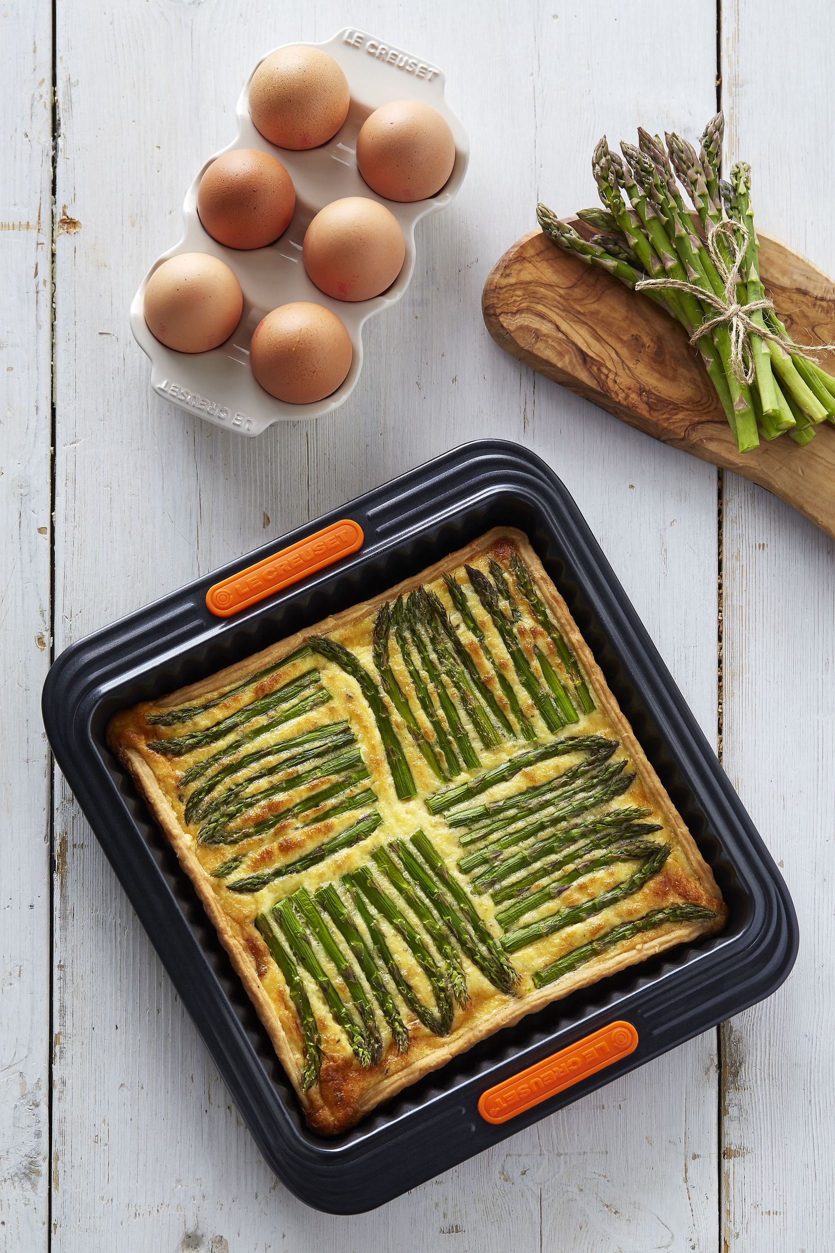 https://3fa-media.com/le-creuset/le-creuset-le-creuset-baking-pan-23-cm-square-with-a-non-stick-coating__127545_cefa4d4-s2500x2500.jpg