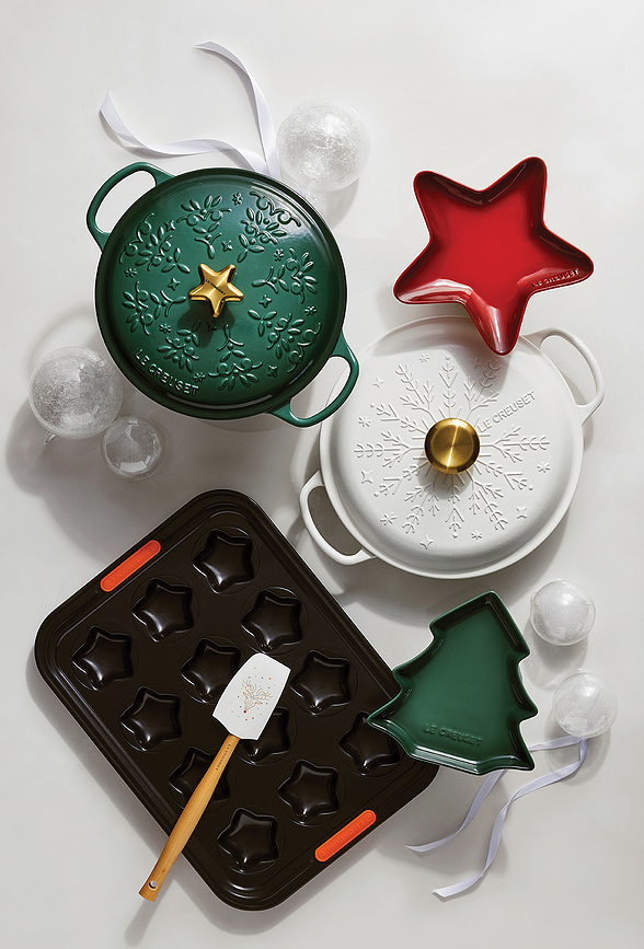 Le Creuset Christmas Πιατέλα, σε σχήμα χριστουγεννιάτικου δέντρου, κερασί