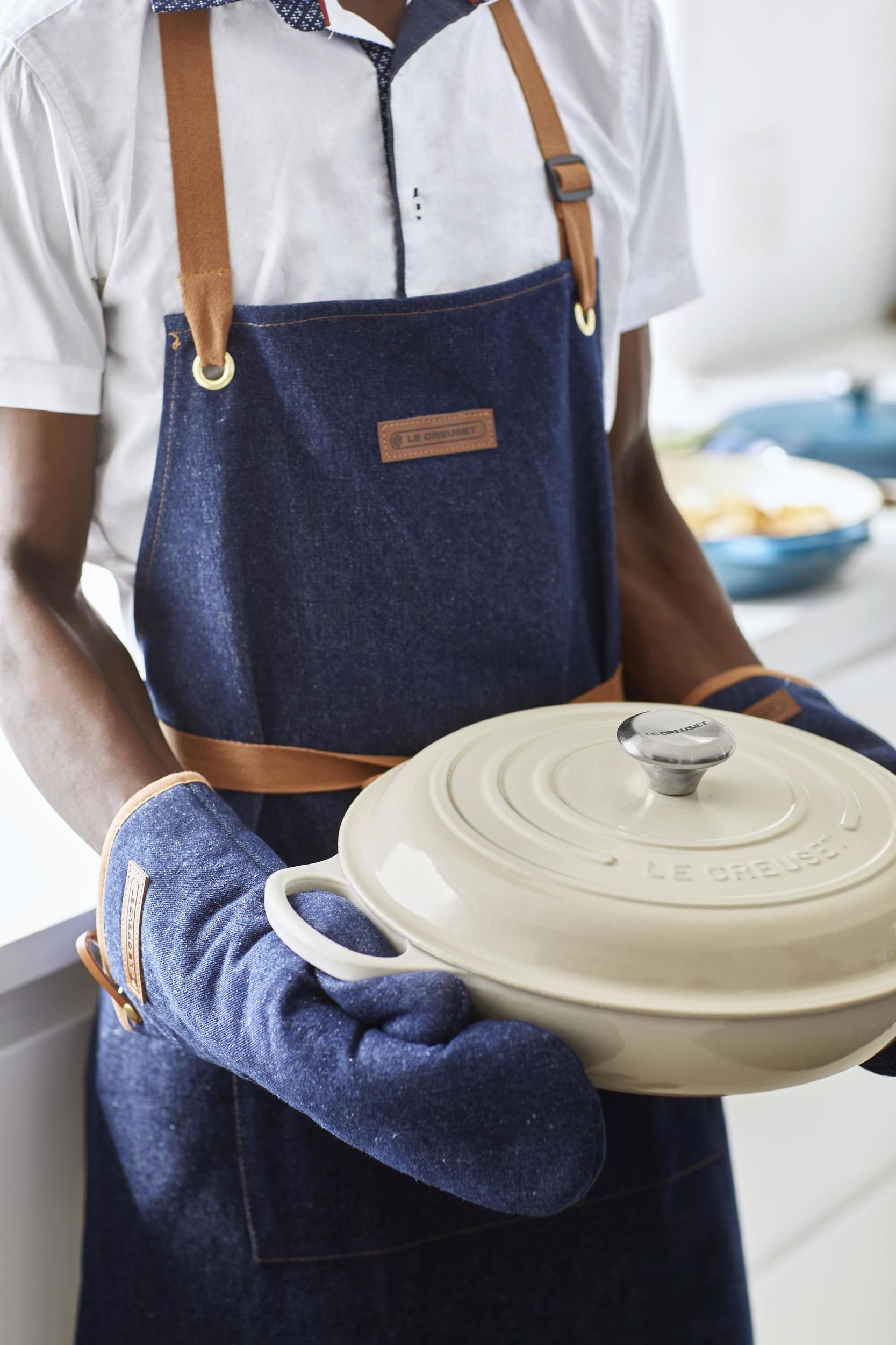 https://3fa-media.com/le-creuset/le-creuset-le-creuset-denim-oven-glove__127503_bcbd719-s2500x2500.jpg