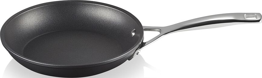 Le Creuset Pann 20 cm mittenakkuva alumiiniumiga