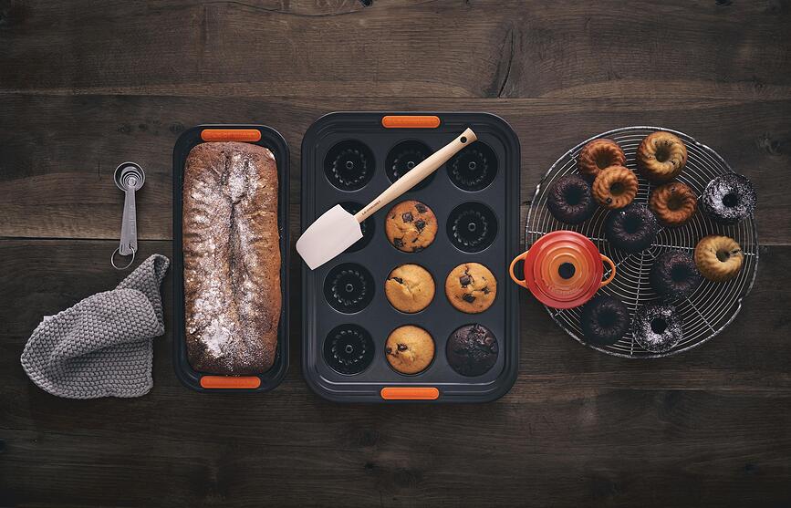 Le Creuset II Pekač, ozek, 30 cm, s premazom proti prijemanju