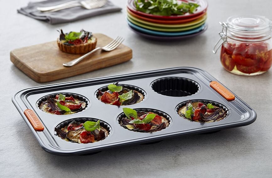 Le Creuset Pekač za 6 tartlet, z neoprijemljivim premazom