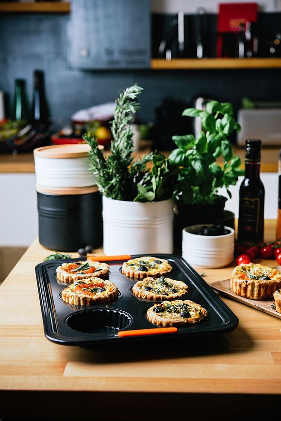 Le Creuset Pekač za 6 tartlet, z neoprijemljivim premazom