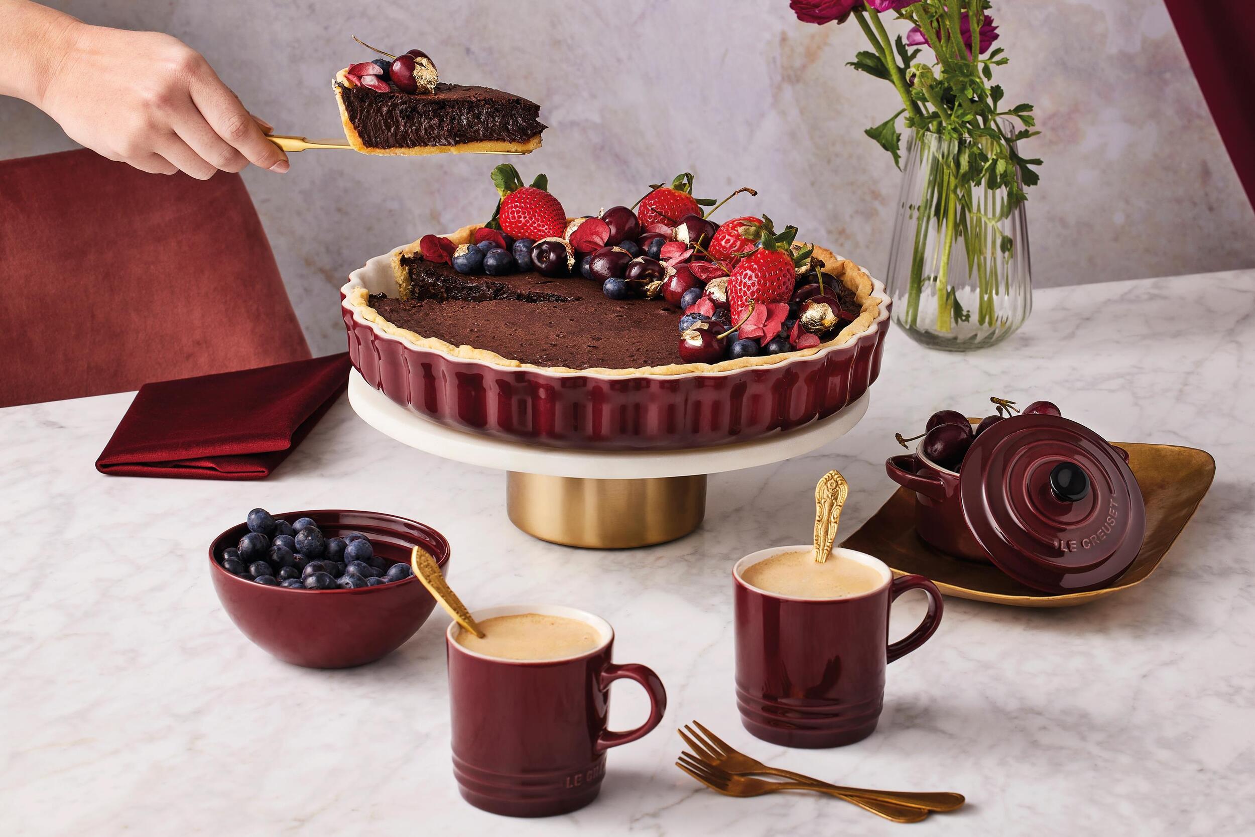 Le creuset cake outlet stand