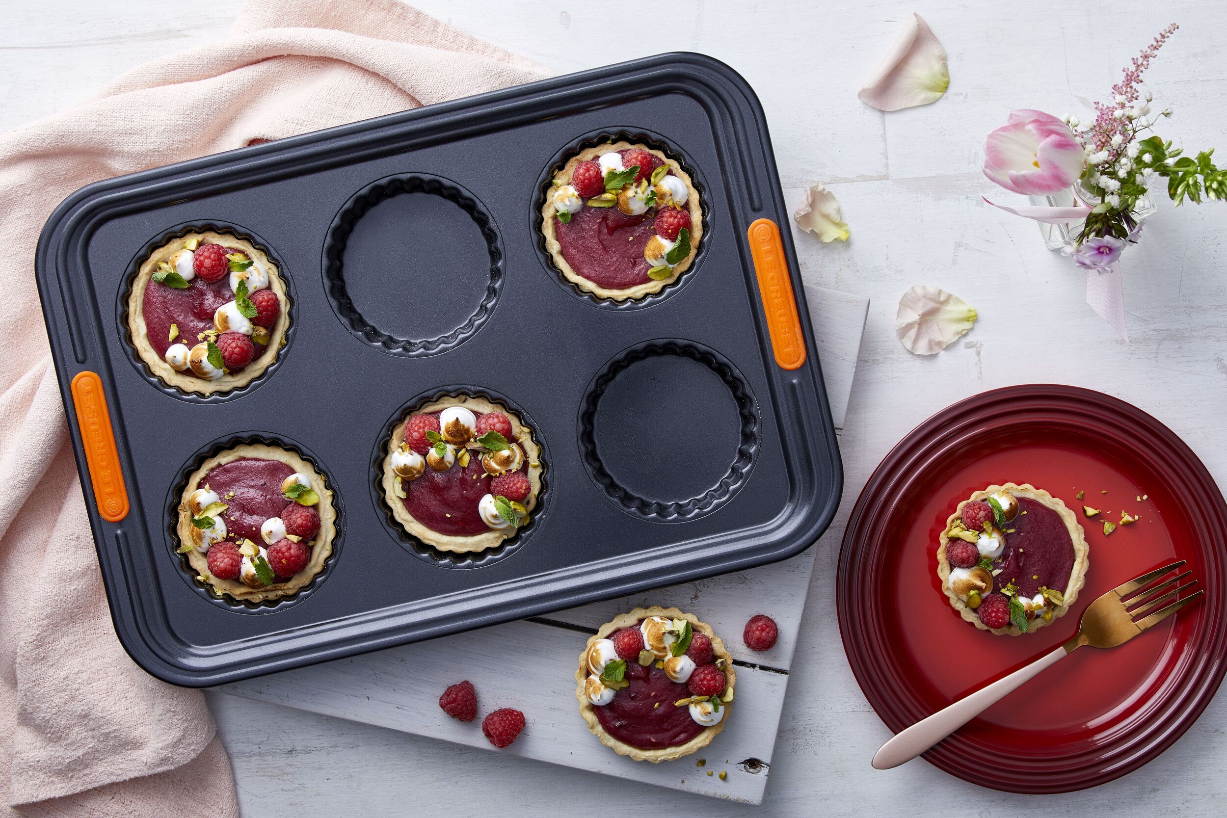 LE CREUSET 12 Cup Muffin Tray, 1 Each