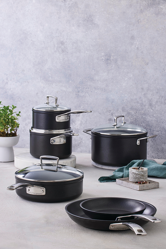 Le Creuset Tave aluminijske neprijanjajuće 24 cm i 28 cm 2 kom.