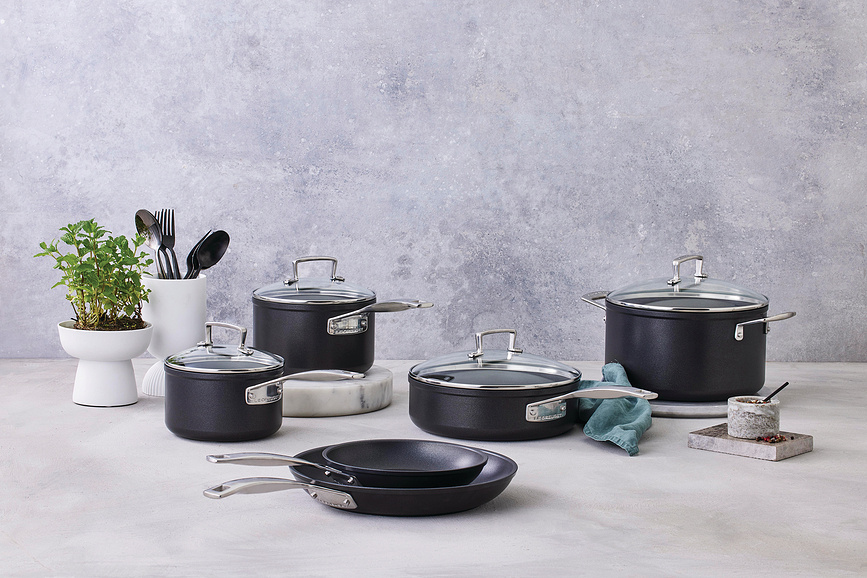 Le Creuset Tave aluminijske neprijanjajuće 24 cm i 28 cm 2 kom.