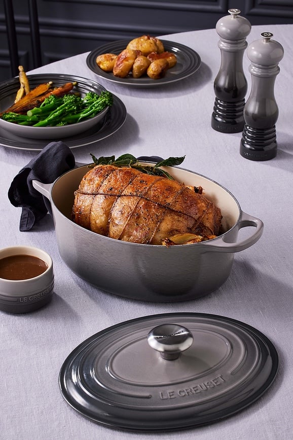 Cocotte ovalada Signature, 29 cm, blanca, con pomo plateado para la tapa