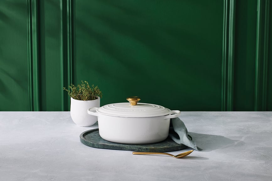 Cocotte ovalada Signature, 29 cm, blanca, con pomo plateado para la tapa