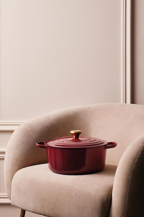 Cocotte ovalada Signature, 29 cm, blanca, con pomo plateado para la tapa