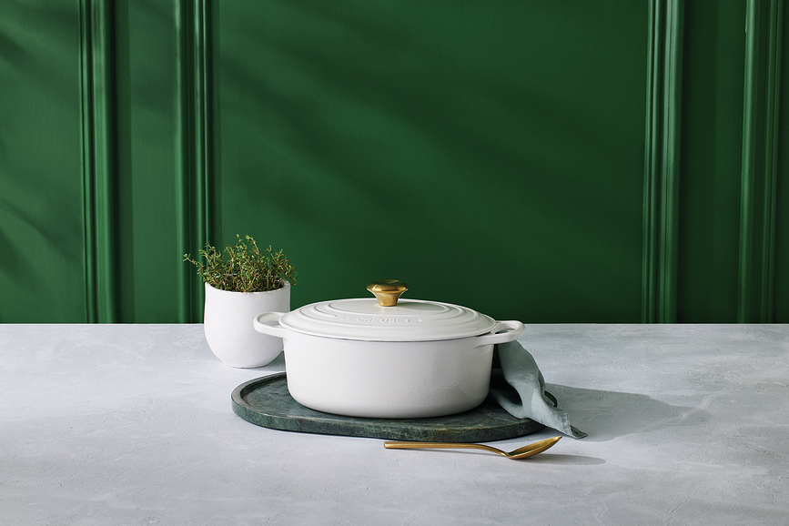 Signature Cocotte ovale, 29 cm, blanche, avec poignée de couvercle argentée