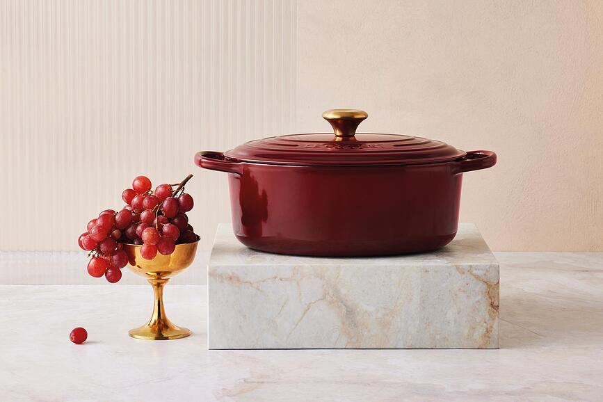 Signature Cocotte ovale, 29 cm, blanche, avec poignée de couvercle argentée