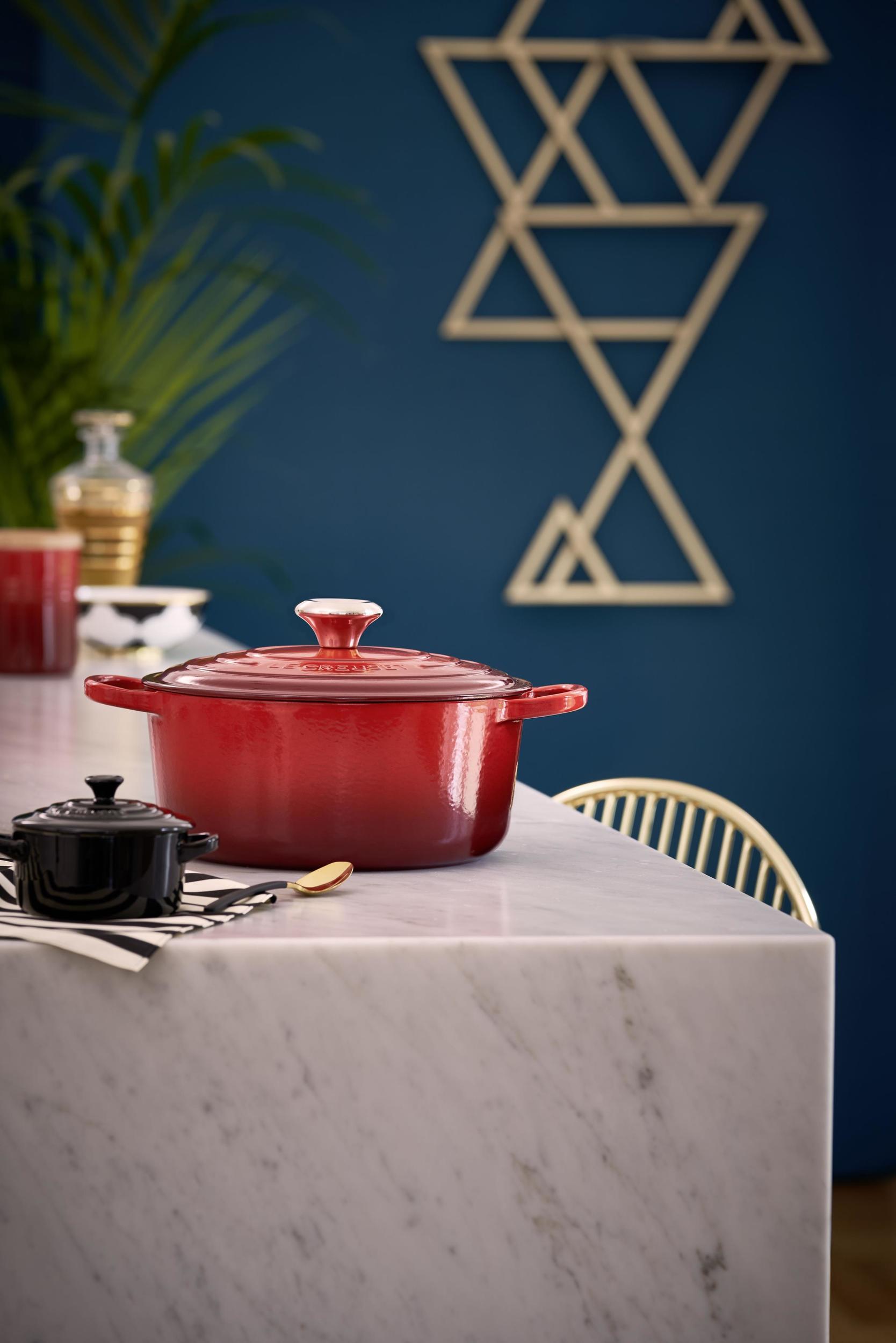 https://3fa-media.com/le-creuset/le-creuset-signature-oven-pan-26-cm__126412_89b8117-s2500x2500.jpg