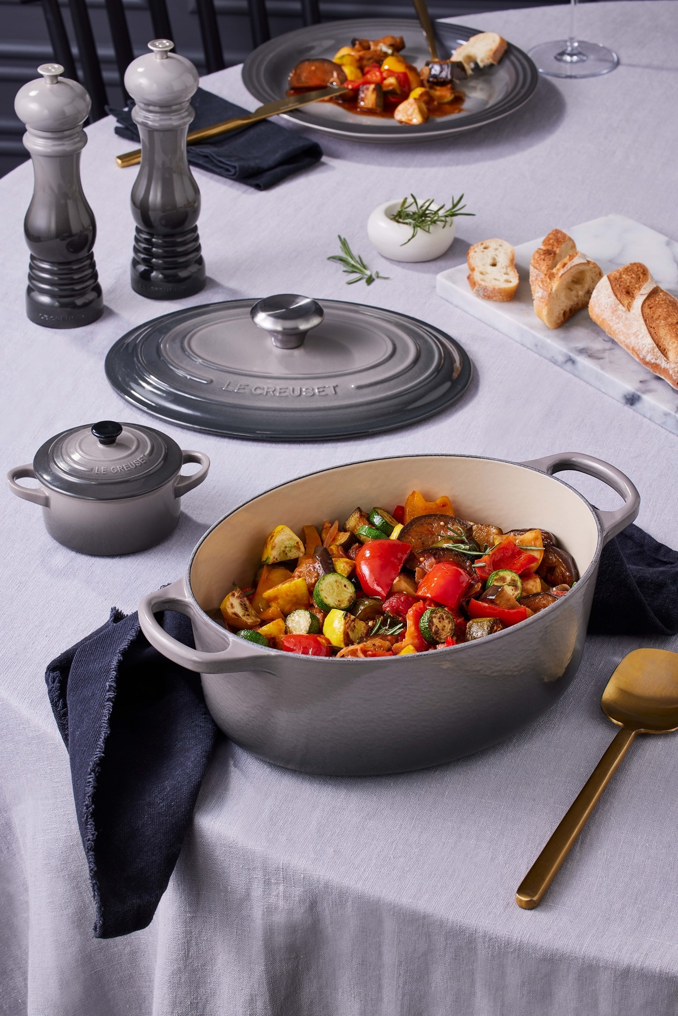 https://3fa-media.com/le-creuset/le-creuset-signature-oven-pan-29-cm-oval__126428_46f7bd5-s2500x2500.jpg