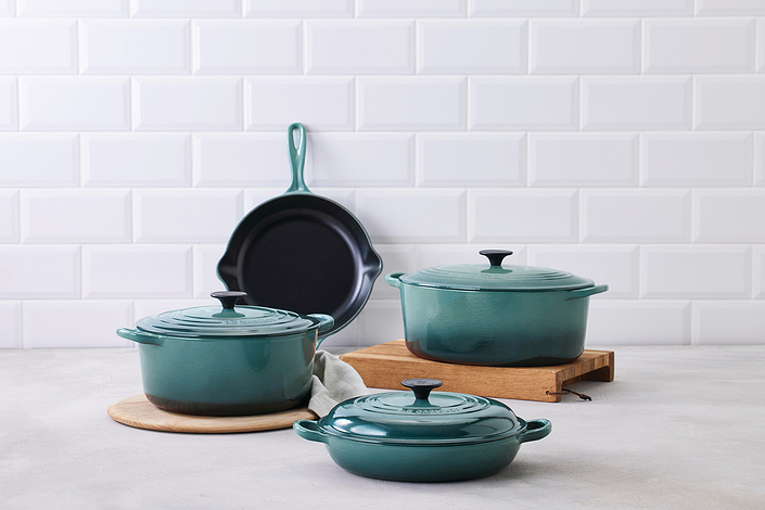 https://3fa-media.com/le-creuset/le-creuset-tradition-collection-frying-and-serving-pan-26-cm-ocean__157909_9080dc0-s543x531.jpg