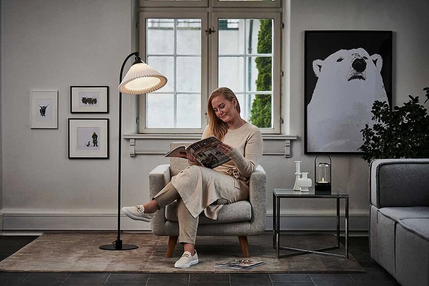 Lampa podłogowa Le Klint 368 142 cm czarna z papierowym kloszem