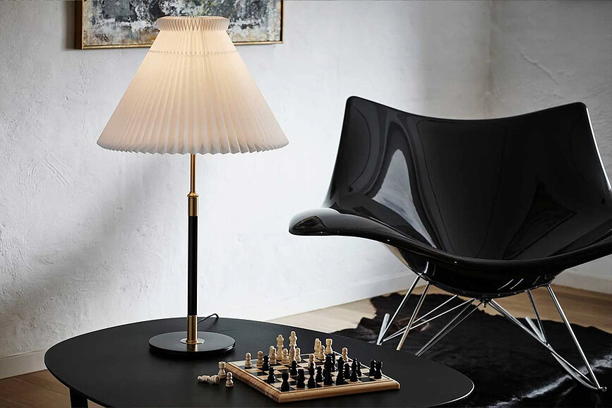 Lampa stołowa Le Klint 352 62 cm czarno-złota z papierowym kloszem