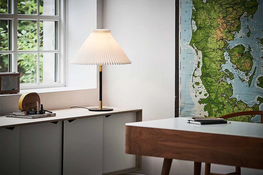 Lampa stołowa Le Klint 352 62 cm czarno-złota z papierowym kloszem