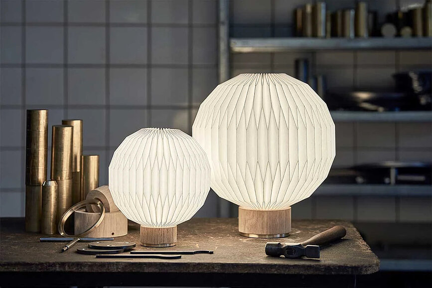 Lampa stołowa Le Klint 375 21 cm z papierowym kloszem