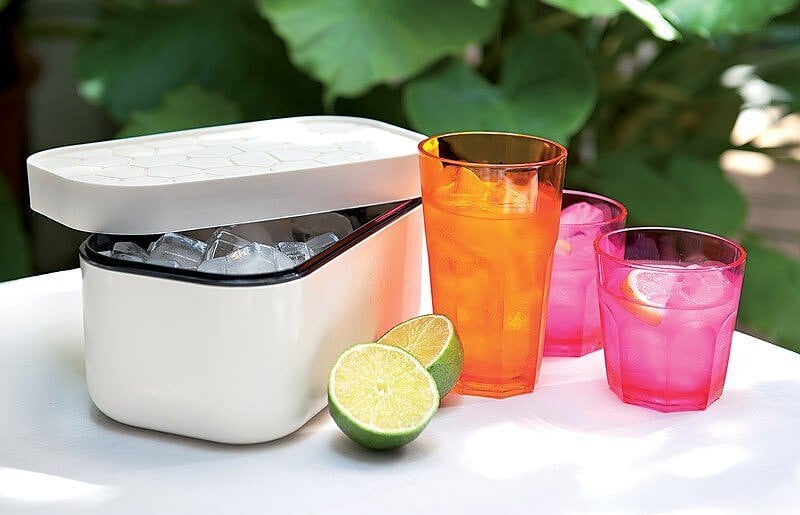 Cubetera con Contenedor Ice Box, color crema