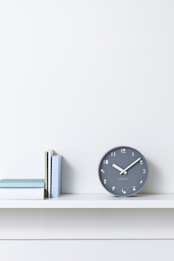 M, S, S. Horloge murale, grise