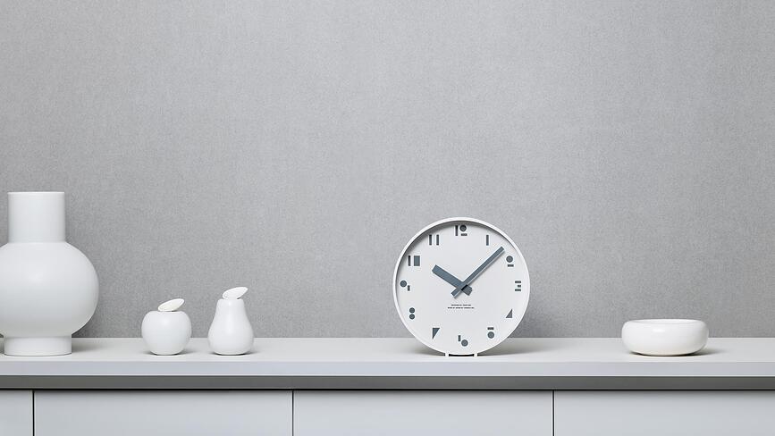 M, S, S. Sat zidni sivi