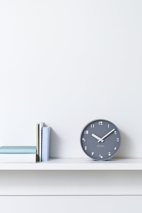 M, S, S. Sat zidni sivi