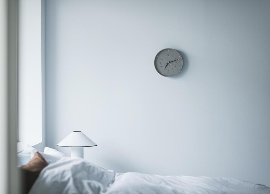 Reloj de pared Essent, gris