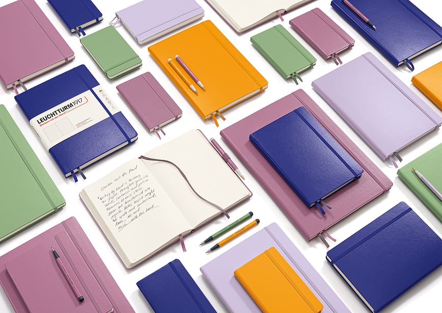 Leuchtturm 1917 Mesečni planer z zvezkom, 2025/2027, 16M EN B6+, umazano roza