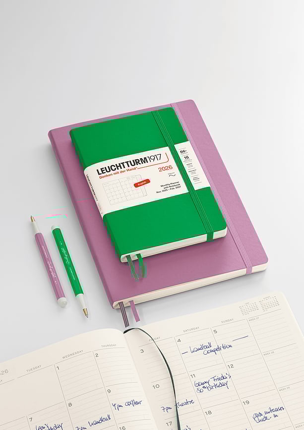 Leuchtturm 1917 Mesečni planer z zvezkom, 2025/2027, 16M EN B6+, umazano roza